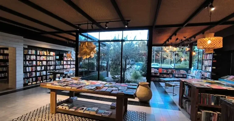 nterior acogedor de Mansalva Café en Punta Ballena, Uruguay — cafetería con librería y arte